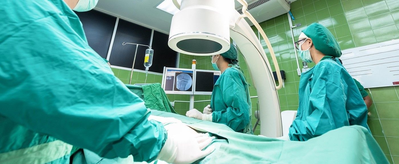 La imagen representa a una persona con discapacidad intervenida quirúrgicamente después de dar el consentimiento su asistente representativo