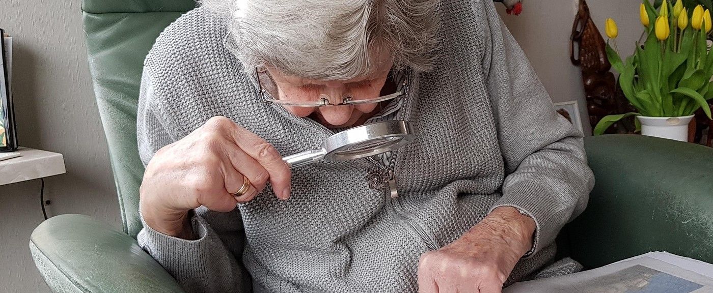 la imagen representa persona mayor que necesita ayuda para ejercer su plena capacidad y comprensión