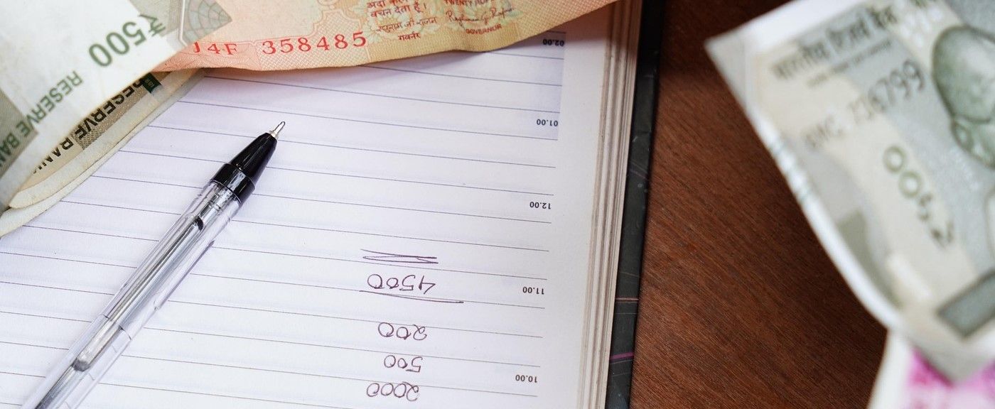 foto representa persona calculando el importe a recibir en caso de perder las arras penitenciales