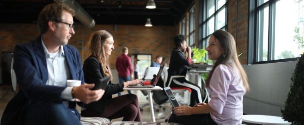 Criterios para elegir asistente entre hermanaos