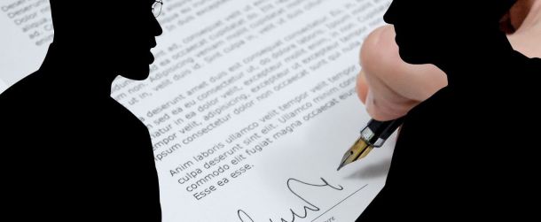 dos personas comentando el pacto de confianza del negocio fiduciario firmado