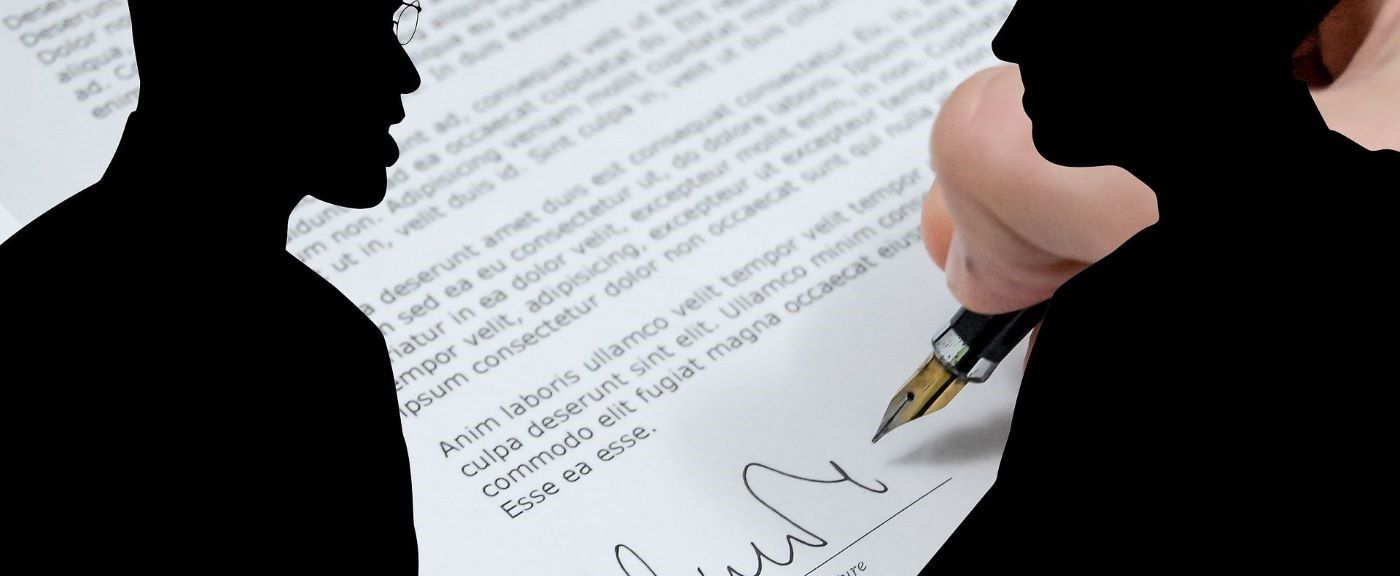 dos personas comentando el pacto de confianza del negocio fiduciario firmado